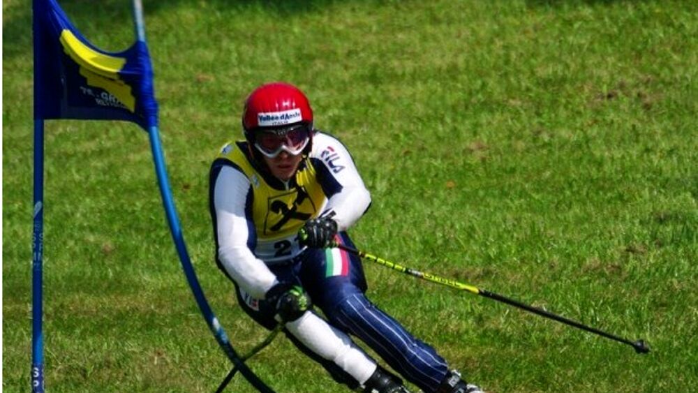 La montagna non va in vacanza: la rinascita dello sci d’erba sulle piste piemontesi